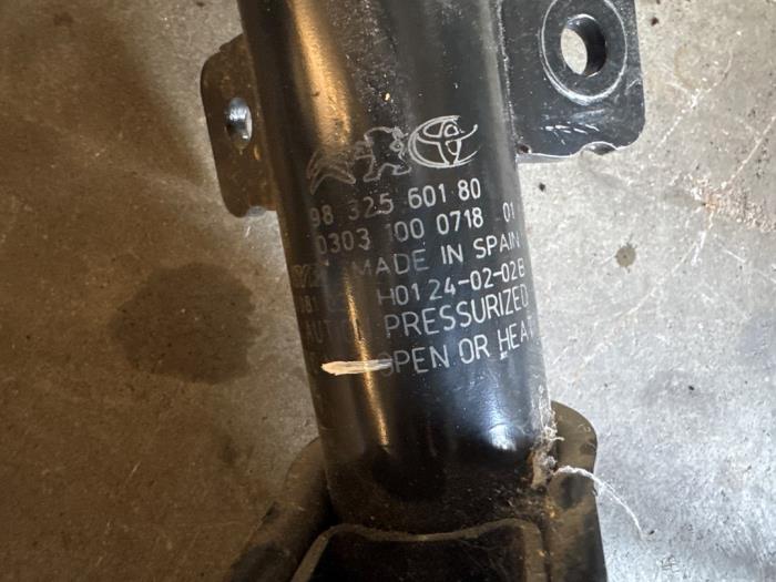 Främre upphängning, vänster från en Peugeot Expert (V1/VA/VB/VE/VF/VT/VY) 2.0 Blue HDi 145 16V 2023