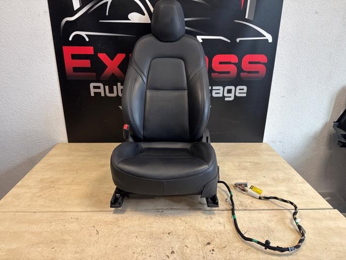 Używane Fotel lewy Tesla Model 3 Long Range 72kWh Cena € 275,00 Procedura marży oferowane przez Express Autodemontage