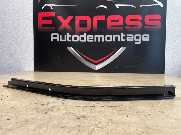 Skena, skjutdörr, höger från en Peugeot Expert (V1/VA/VB/VE/VF/VT/VY) 2.0 Blue HDi 145 16V 2023