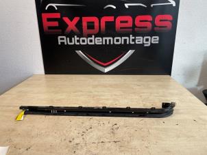Begagnade Skena, skjutdörr, höger Peugeot Expert (V1/VA/VB/VE/VF/VT/VY) 2.0 Blue HDi 145 16V Pris € 50,00 Marginaltabell erbjuds av Express Autodemontage