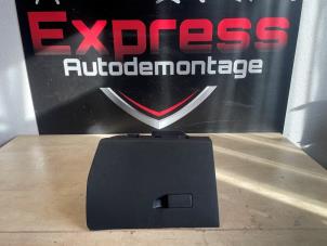 Begagnade Handskfack Peugeot Expert (V1/VA/VB/VE/VF/VT/VY) 2.0 Blue HDi 145 16V Pris € 150,00 Marginaltabell erbjuds av Express Autodemontage