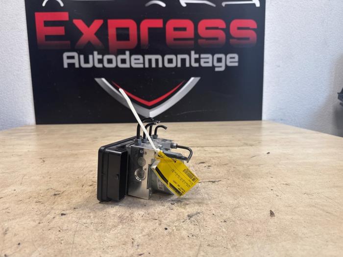 Usagé Pompe ABS Peugeot 208 II (UB/UH/UP) 1.2 Hybrid 136 Prix € 400,00 Règlement à la marge proposé par Express Autodemontage