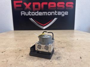 Bloc ABS d'un Peugeot 208 II (UB/UH/UP) 1.2 Hybrid 136 2025