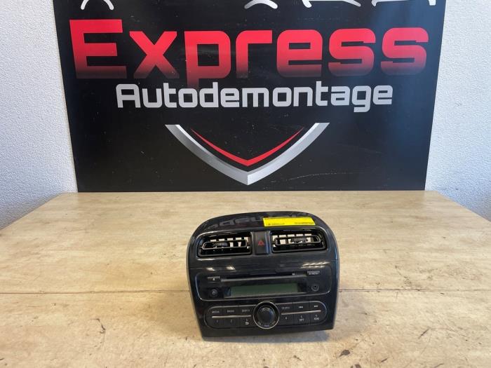 Begagnade Radio Mitsubishi Space Star (A0) 1.0 12V Pris € 90,00 Marginaltabell erbjuds av Express Autodemontage