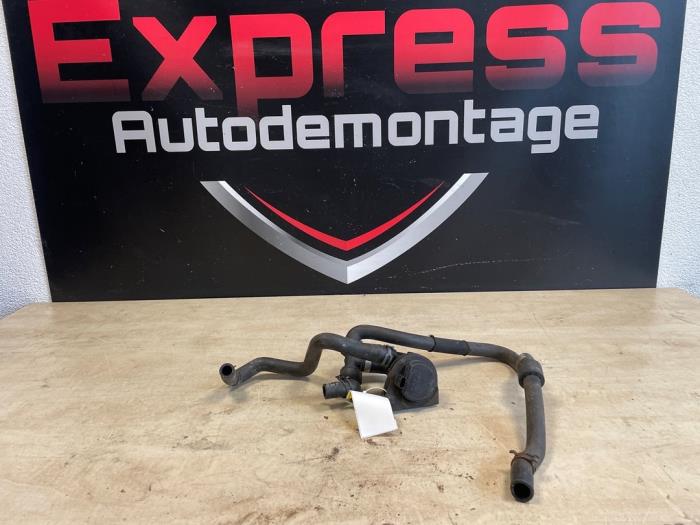 Begagnade Extra vattenpump Volkswagen Polo VI (AW1) 1.0 TSI 12V Pris € 9,00 Marginaltabell erbjuds av Express Autodemontage