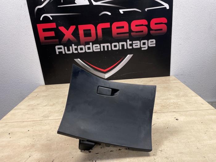 Begagnade Handskfack Peugeot 5008 III (KA/KB/KC) Pris € 45,00 Marginaltabell erbjuds av Express Autodemontage