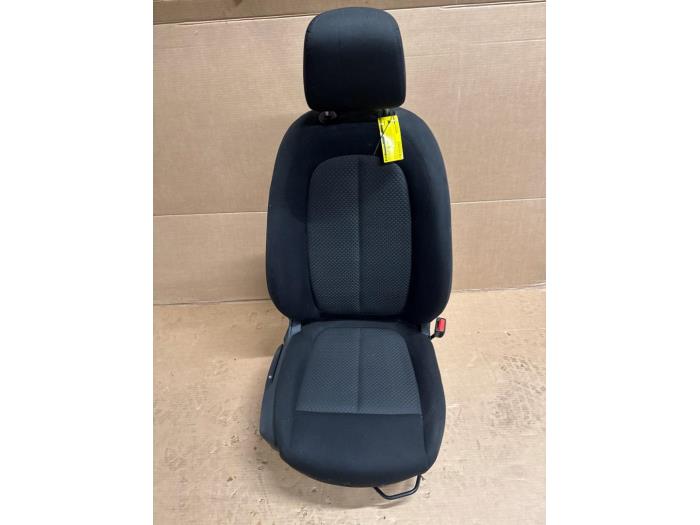 Begagnade Säte, höger BMW 1 serie (F40) 116d 1.5 12V TwinPower Pris € 150,00 Marginaltabell erbjuds av Express Autodemontage