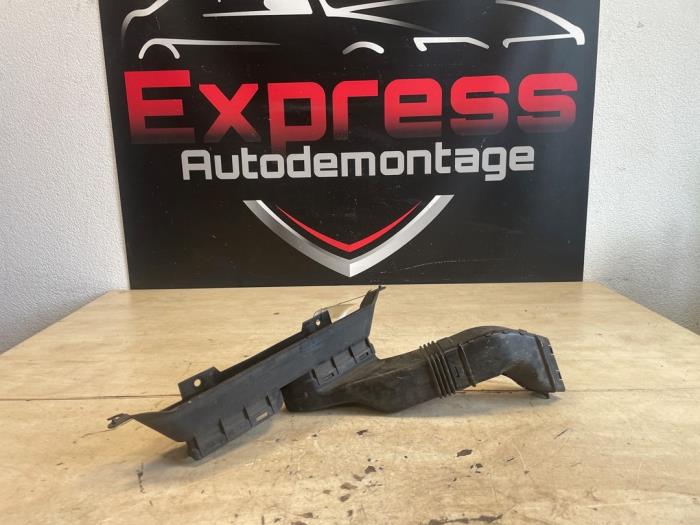 Begagnade Luftintagsslang Landrover Range Rover Velar (LY) 2.0 D240 AWD Pris € 40,00 Marginaltabell erbjuds av Express Autodemontage