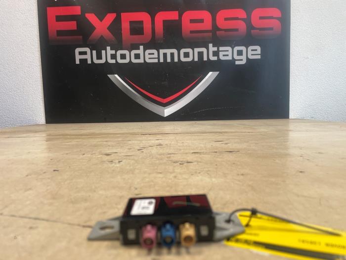 Begagnade Antenn Landrover Range Rover Velar (LY) 2.0 D240 AWD Pris € 23,00 Marginaltabell erbjuds av Express Autodemontage