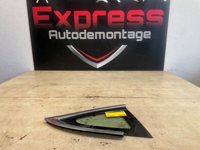 Usados Ventanilla triangular derecha detrás Tesla Model 3 Long Range AWD 75 kWh Precio € 95,00 Norma de margen ofrecido por Express Autodemontage