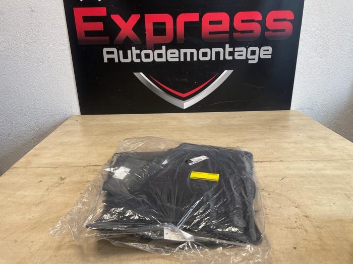 Gebrauchte Matten Set Mercedes EQB (X243) Preis € 100,00 Margenregelung angeboten von Express Autodemontage