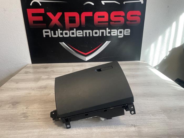 Begagnade Handskfack Mercedes EQB (X243) 250+ 71 kWh Pris € 50,00 Marginaltabell erbjuds av Express Autodemontage