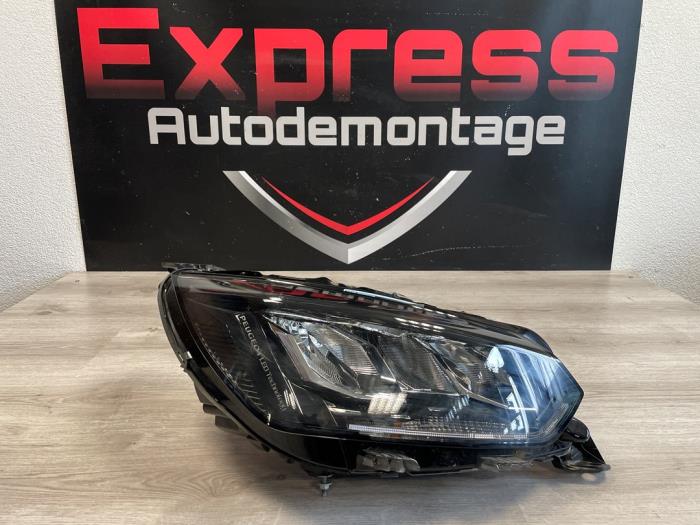 Używane Reflektor prawy Peugeot 208 II (UB/UH/UP) 1.2 Hybrid 100 Cena € 605,00 Z VAT oferowane przez Express Autodemontage