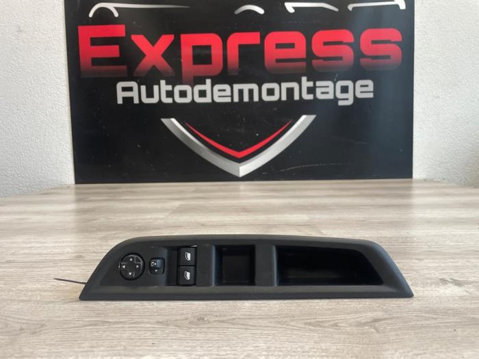 Usados Interruptor combinado de ventanillas Citroen C3 (CB/CC) 1.2 PureTech 100 Precio € 41,14 IVA incluido ofrecido por Express Autodemontage