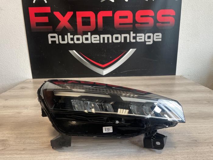 Używane Reflektor prawy Renault Clio V (RJAB) 1.0 TCe 100 12V Cena € 665,00 Procedura marży oferowane przez Express Autodemontage