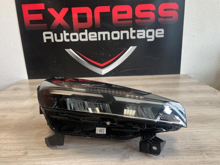Używane Reflektor prawy Renault Clio V (RJAB) 1.0 TCe 100 12V Cena € 665,00 Procedura marży oferowane przez Express Autodemontage