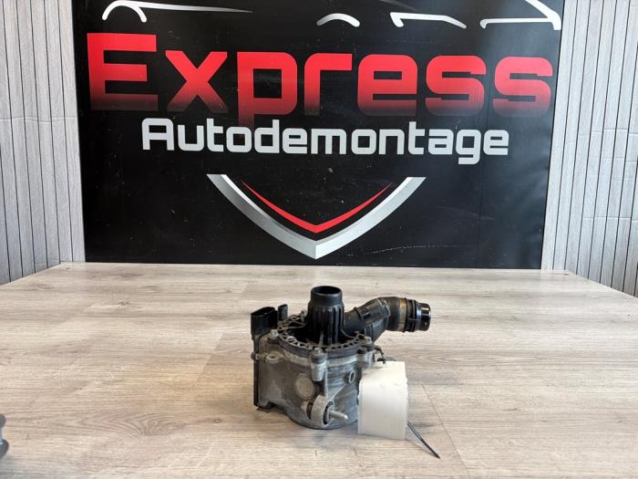 Begagnade Extra vattenpump Mercedes C (W206) C-200 1.5 EQ Boost 4-Matic Pris € 240,00 Marginaltabell erbjuds av Express Autodemontage