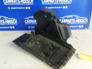 Używane Pojemnik na akumulator Ford S-Max (GBW) 2.0 16V Cena € 21,00 Procedura marży oferowane przez Carparts Heesch