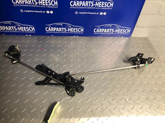 Używane Blokada dachu cabrio Ford Focus 2 C+C 2.0 16V Cena € 75,00 Procedura marży oferowane przez Carparts Heesch