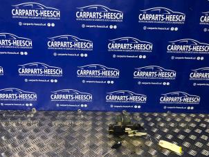 Używane Mechanizm zamka pokrywy bagaznika Volvo V70 Cena € 31,50 Procedura marży oferowane przez Carparts Heesch