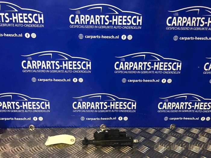 Używane Pompa spryskiwacza reflektorów Volvo S80 (AR/AS) 2.4 D 20V Cena € 35,00 Procedura marży oferowane przez Carparts Heesch