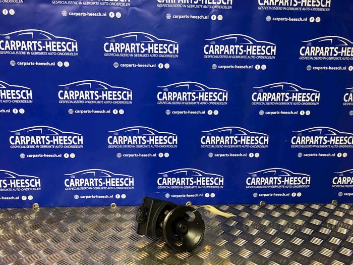 Usagé Pompe de direction Volvo V70 (GW/LW/LZ) 2.5 TDI Prix € 50,00 Règlement à la marge proposé par Carparts Heesch