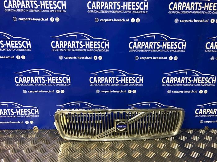 Używane Grill Volvo V70 Cena € 40,00 Procedura marży oferowane przez Carparts Heesch
