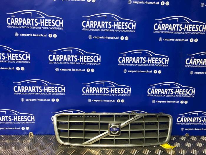 Używane Grill Volvo XC70 (SZ) XC70 2.4 T 20V Cena € 50,00 Procedura marży oferowane przez Carparts Heesch