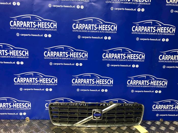 Używane Grill Volvo S60 I (RS/HV) 2.3 T5 20V Cena € 50,00 Procedura marży oferowane przez Carparts Heesch