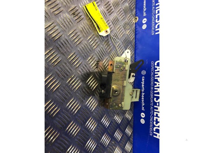 Tailgate lock mechanism from a Volvo XC70 (SZ) XC70 2.4 D 20V 2003