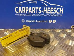 Usagé Mécanique de verrouillage capot Volvo V70 Prix € 10,50 Règlement à la marge proposé par Carparts Heesch