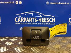 Usados Interruptor de freno de mano Volvo V60 I (FW/GW) 1.6 T3 16V Precio € 21,00 Norma de margen ofrecido por Carparts Heesch