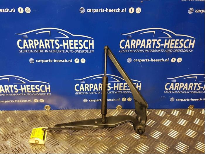 Usados Bisagra de capó Volvo V70 (SW) 2.4 D5 20V Precio € 20,00 Norma de margen ofrecido por Carparts Heesch