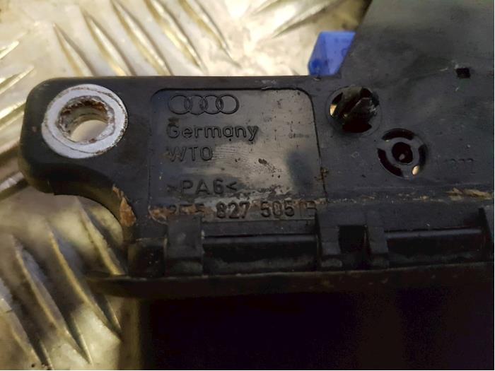 Tailgate lock mechanism from a Audi A4 Cabrio (B7) 3.0 V6 30V 2002