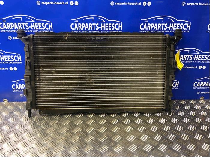 Usagé Radiateur Ford Focus 2 C+C 2.0 16V Prix € 30,00 Règlement à la marge proposé par Carparts Heesch