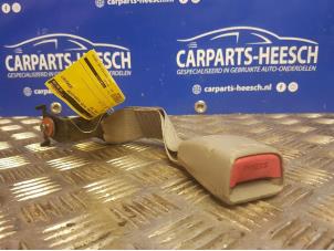 Usagé Insertion ceinture de sécurité arrière centre Kia Carens Prix € 21,00 Règlement à la marge proposé par Carparts Heesch