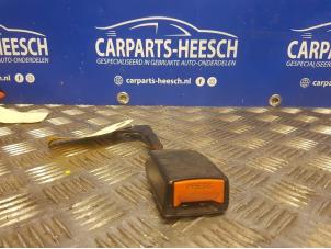 Używane Wtyk pasa bezpieczenstwa lewy przód Opel Agila Cena € 21,00 Procedura marży oferowane przez Carparts Heesch