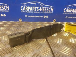 Usados Lengüeta de cinturón de seguridad centro detrás Opel Meriva Precio € 21,00 Norma de margen ofrecido por Carparts Heesch