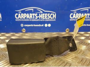 Usados Lengüeta de cinturón de seguridad izquierda detrás Opel Meriva Precio € 21,00 Norma de margen ofrecido por Carparts Heesch