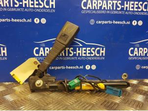 Używane Wtyk pasa bezpieczenstwa prawy przód Opel Zafira Cena € 21,00 Procedura marży oferowane przez Carparts Heesch