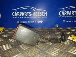 Używane Wtyk pasa bezpieczenstwa srodek tyl Opel Vectra Cena € 21,00 Procedura marży oferowane przez Carparts Heesch