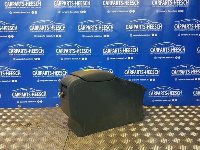Używane Podlokietnik Volvo V60 I (FW/GW) 1.6 DRIVe Cena € 40,00 Procedura marży oferowane przez Carparts Heesch