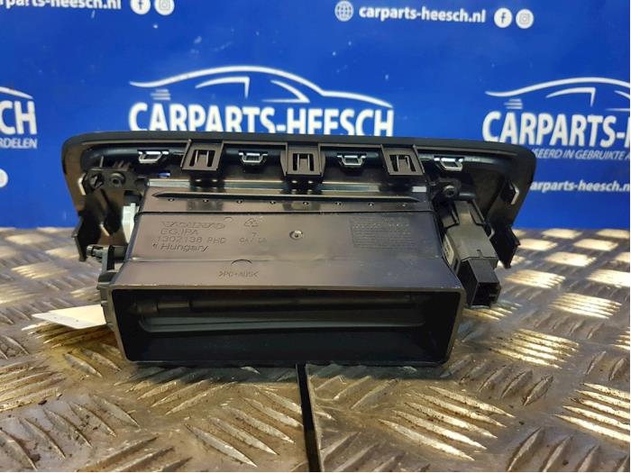 Dashboard vent from a Volvo V60 I (FW/GW) 1.6 DRIVe 2011