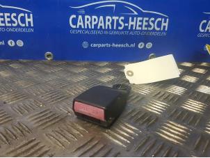 Usagé Insertion ceinture de sécurité arrière droite Peugeot 207 CC (WB) 1.6 16V Prix € 21,00 Règlement à la marge proposé par Carparts Heesch