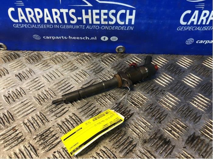 Injector (diesel) from a Volvo V50 (MW) 1.6 D 16V 2008