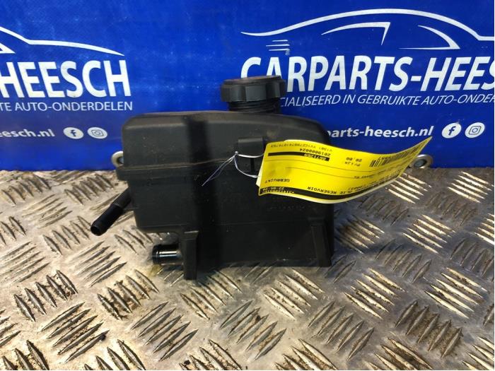 Begagnade Styrservotank Volvo XC90 I 2.4 D5 20V Pris € 20,00 Marginaltabell erbjuds av Carparts Heesch