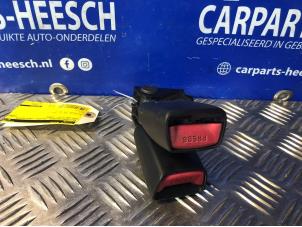 Used Rear seatbelt buckle, left Kia Cee'd (EDB5) 1.4 CVVT 16V Price € 21,00 Margin scheme offered by Carparts Heesch