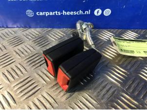 Used Rear seatbelt buckle, centre Volkswagen Passat Variant (3C5) 2.0 FSI 16V Price € 21,00 Margin scheme offered by Carparts Heesch