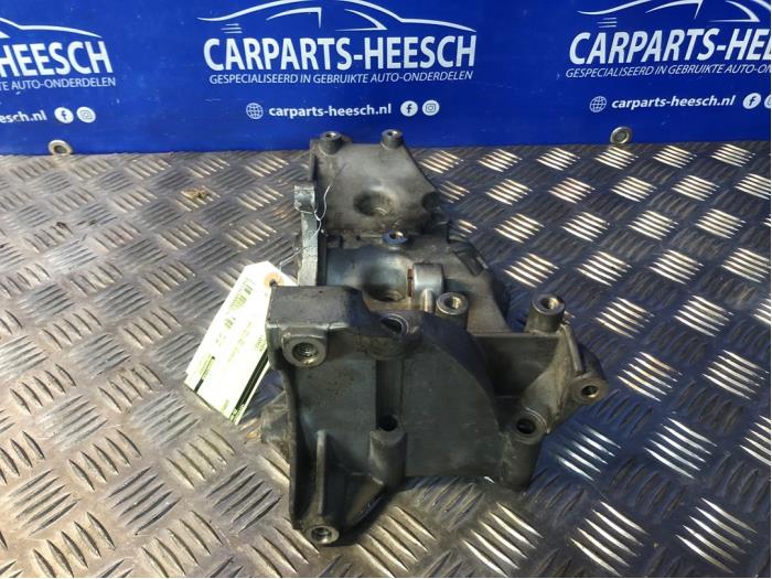Dynamostütze oben van een Audi A4 Avant (B6) 1.8 T 20V 2003