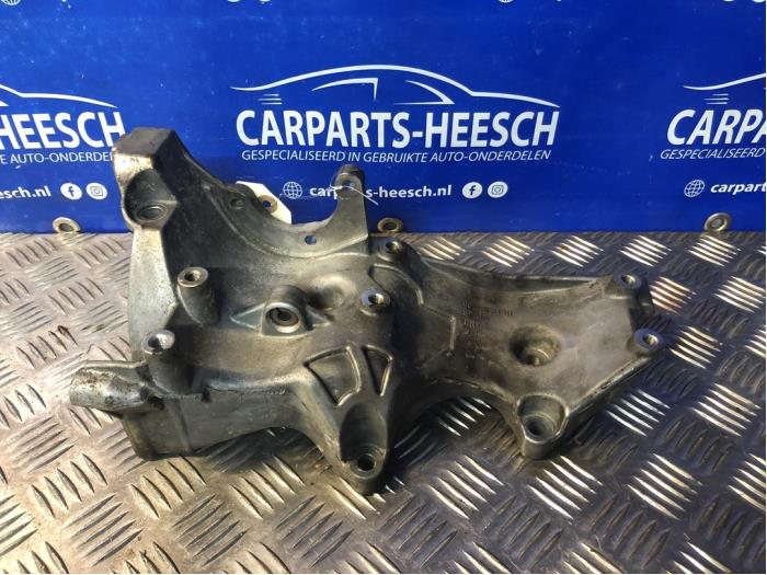 Usagé Support dynamo haut Audi A4 Avant (B6) 1.8 T 20V Prix € 35,00 Règlement à la marge proposé par Carparts Heesch